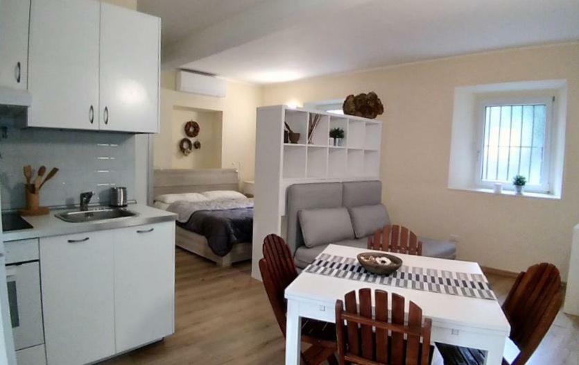 Quiet And Charming In The Centre With Air Conditioned Apartment Como