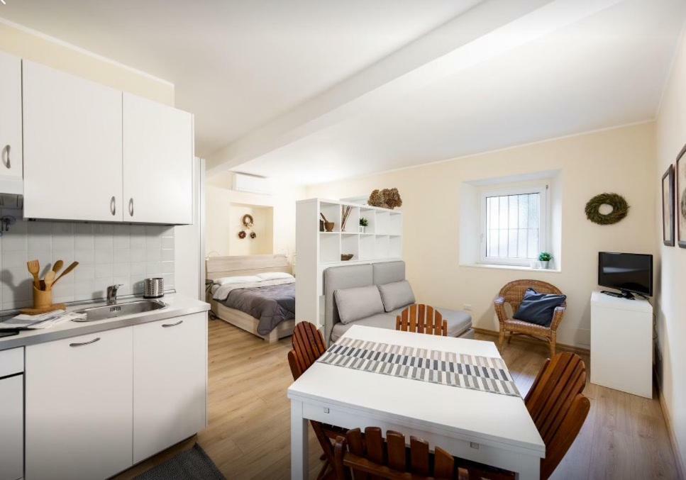 Quiet And Charming In The Centre With Air Conditioned Como
